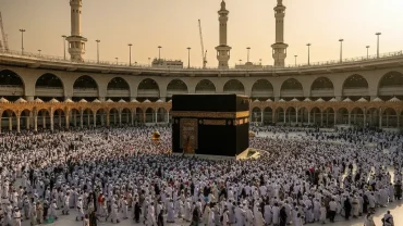 إطلالة بانورامية على الكعبة المشرفة من غرف موقع عمرتك التي توفر مقارنات لخيارات الإقامة المريحة.